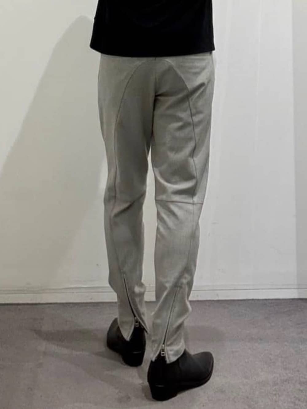 グレー系のチェスターコート、ブラック系のTシャツ/カットソー、グレー系のその他パンツを着用したメンズの夏コーディネートの10枚目の写真