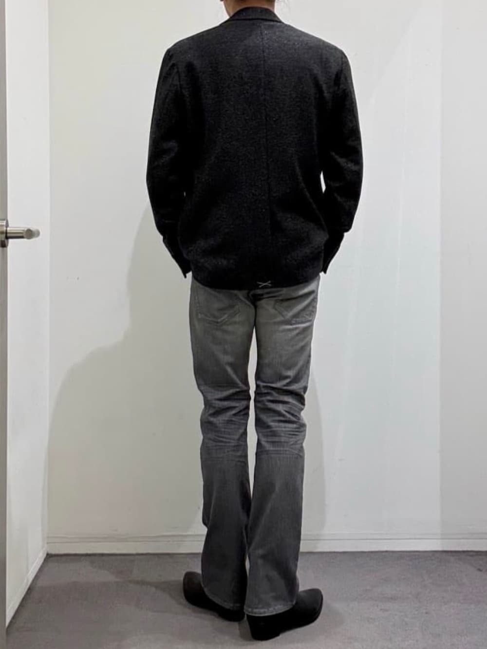 ブラック系のブーツ、グレー系のデニムパンツ、グレー系のTシャツ/カットソーを着用したメンズの秋コーディネートの3枚目の写真