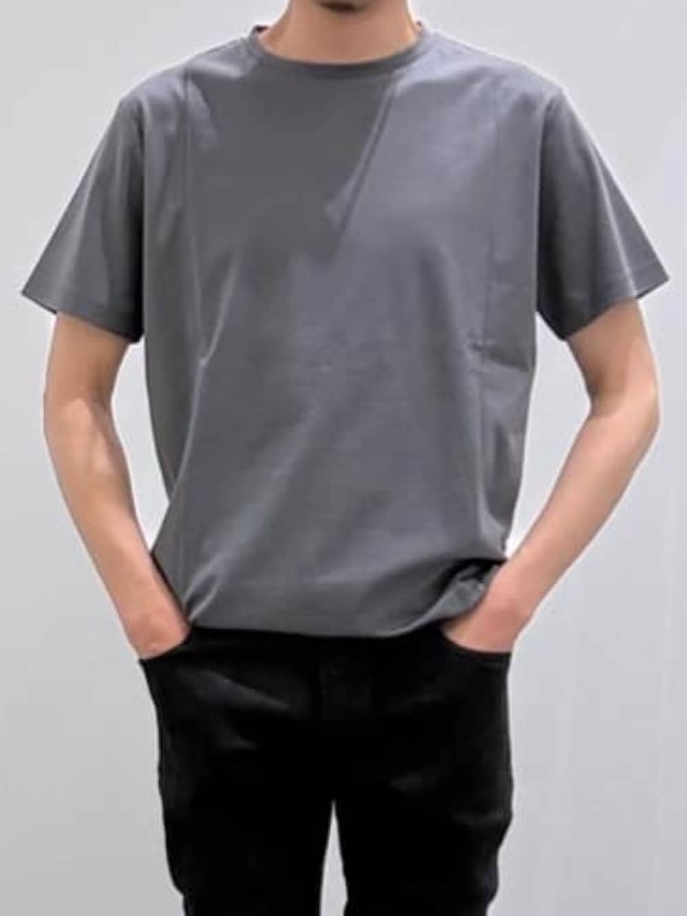ブラック系のスリッポン、ブラック系のデニムパンツ、ホワイト系のシャツ/ブラウスを着用したメンズの夏コーディネートの6枚目の写真