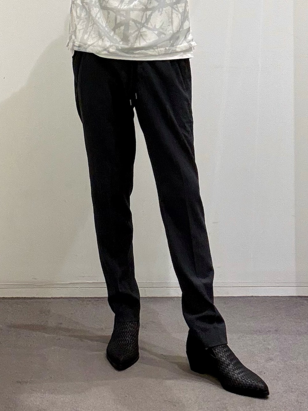 ホワイト系のTシャツ/カットソー、グレー系のテーラードジャケット、ブラック系のスリッポンを着用したメンズの春コーディネートの9枚目の写真