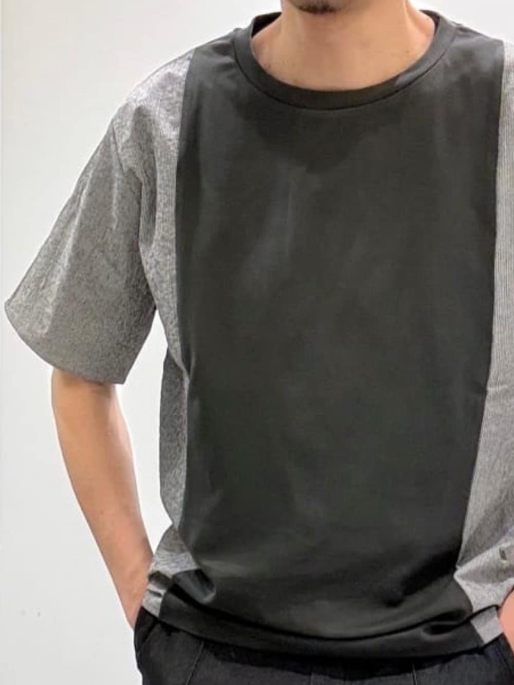 グレー系のTシャツ/カットソー、ブラック系のスリッポン、ブラック系のスラックスを着用したメンズの夏コーディネートの8枚目の写真
