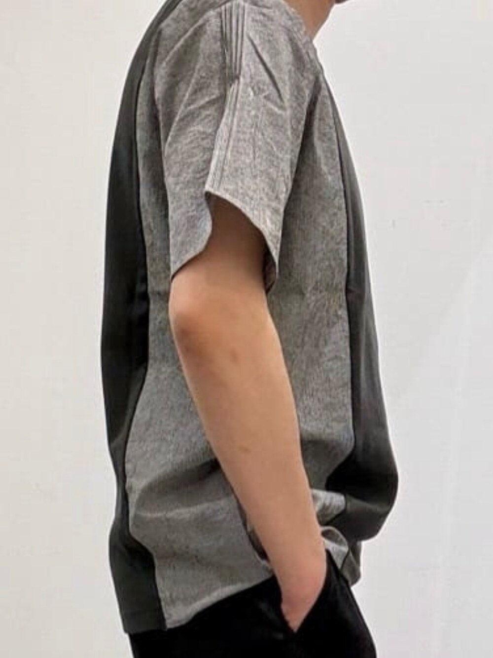 グレー系のTシャツ/カットソー、ブラック系のスリッポン、ブラック系のスラックスを着用したメンズの夏コーディネートの6枚目の写真