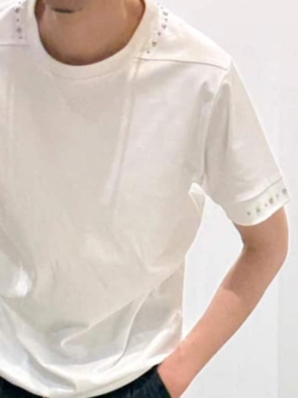 ブルー系のスラックス、ホワイト系のTシャツ/カットソーを着用したメンズの夏コーディネートの7枚目の写真