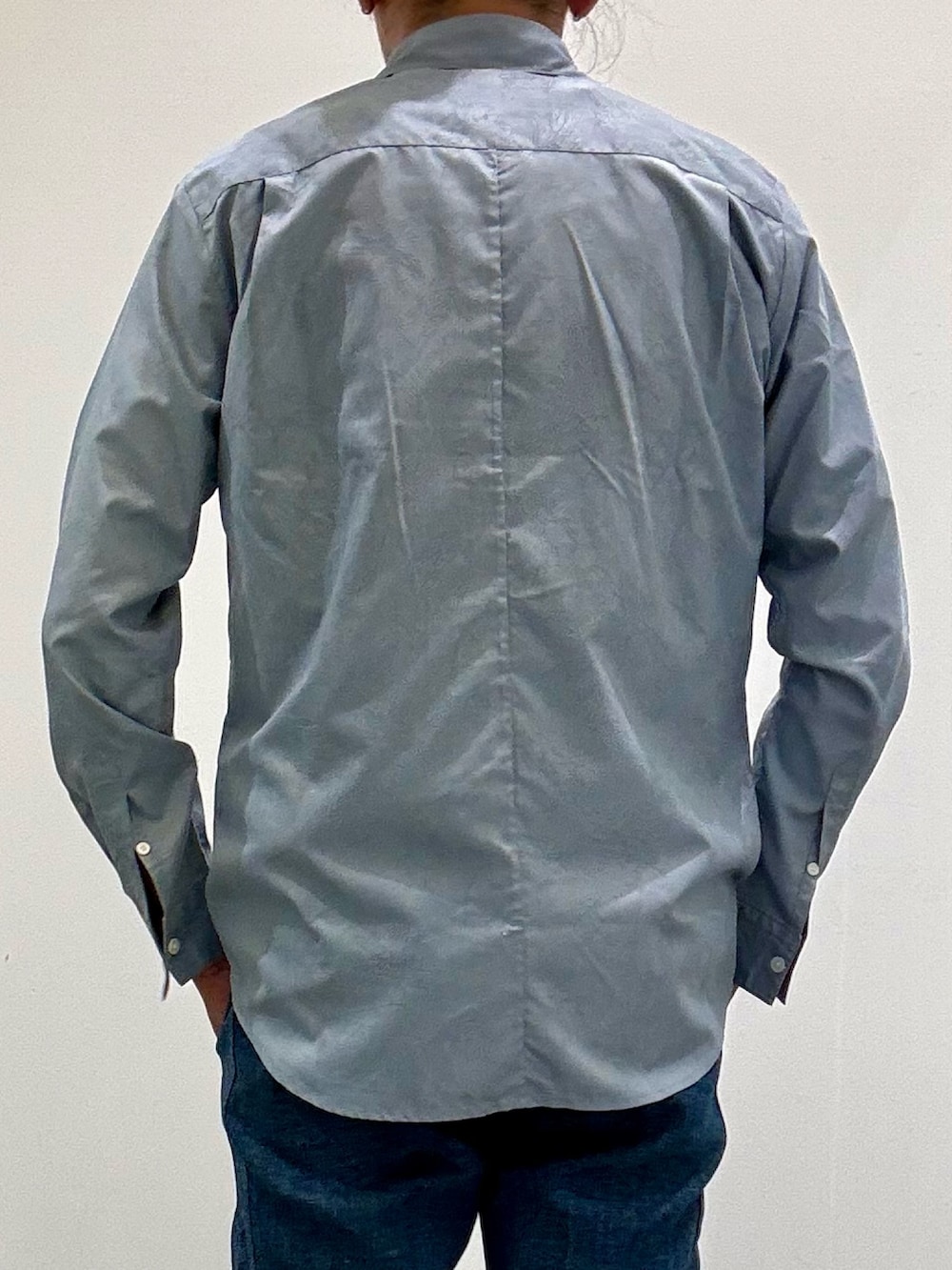 ホワイト系のスニーカー、ブルー系のシャツ/ブラウス、ホワイト系のTシャツ/カットソーを着用したメンズの春コーディネートの6枚目の写真