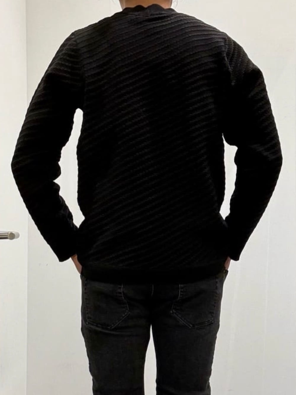ブラック系のブーツ、ブラック系のデニムパンツ、グレー系のピーコートを着用したメンズの夏コーディネートの9枚目の写真