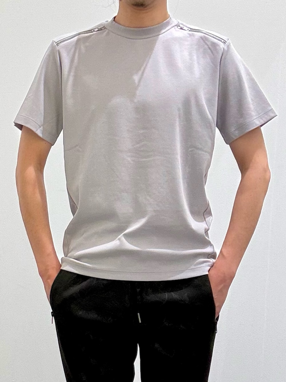 ブラック系のパーカー、ブラック系のスウェットパンツ、ブラック系のスニーカーを着用したメンズの春コーディネートの8枚目の写真