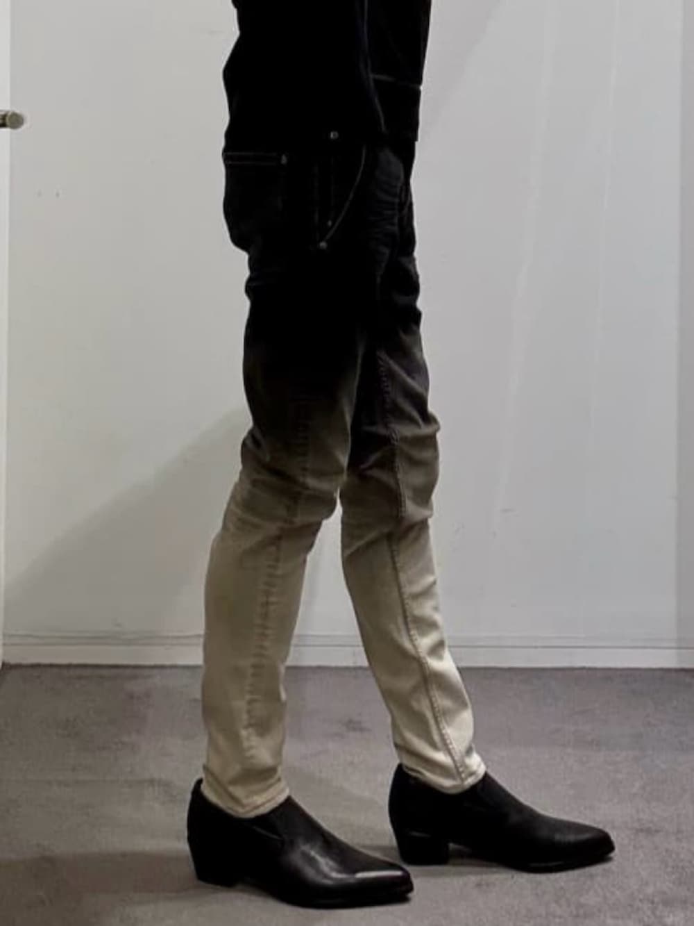 ブラック系のテーラードジャケット、ブラック系のTシャツ/カットソー、ブラック系のデニムパンツを着用したメンズの春コーディネートの9枚目の写真