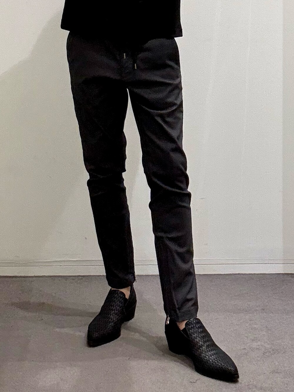 ブラック系のシャツ/ブラウス、ブラック系のTシャツ/カットソー、ブラック系のその他パンツを着用したメンズの春コーディネートの9枚目の写真
