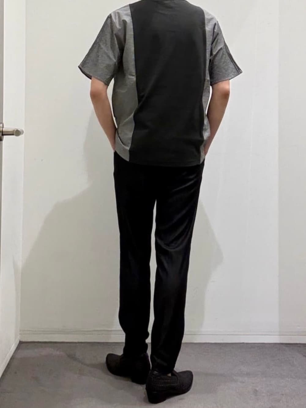 グレー系のTシャツ/カットソー、ブラック系のスリッポン、ブラック系のスラックスを着用したメンズの夏コーディネートの4枚目の写真