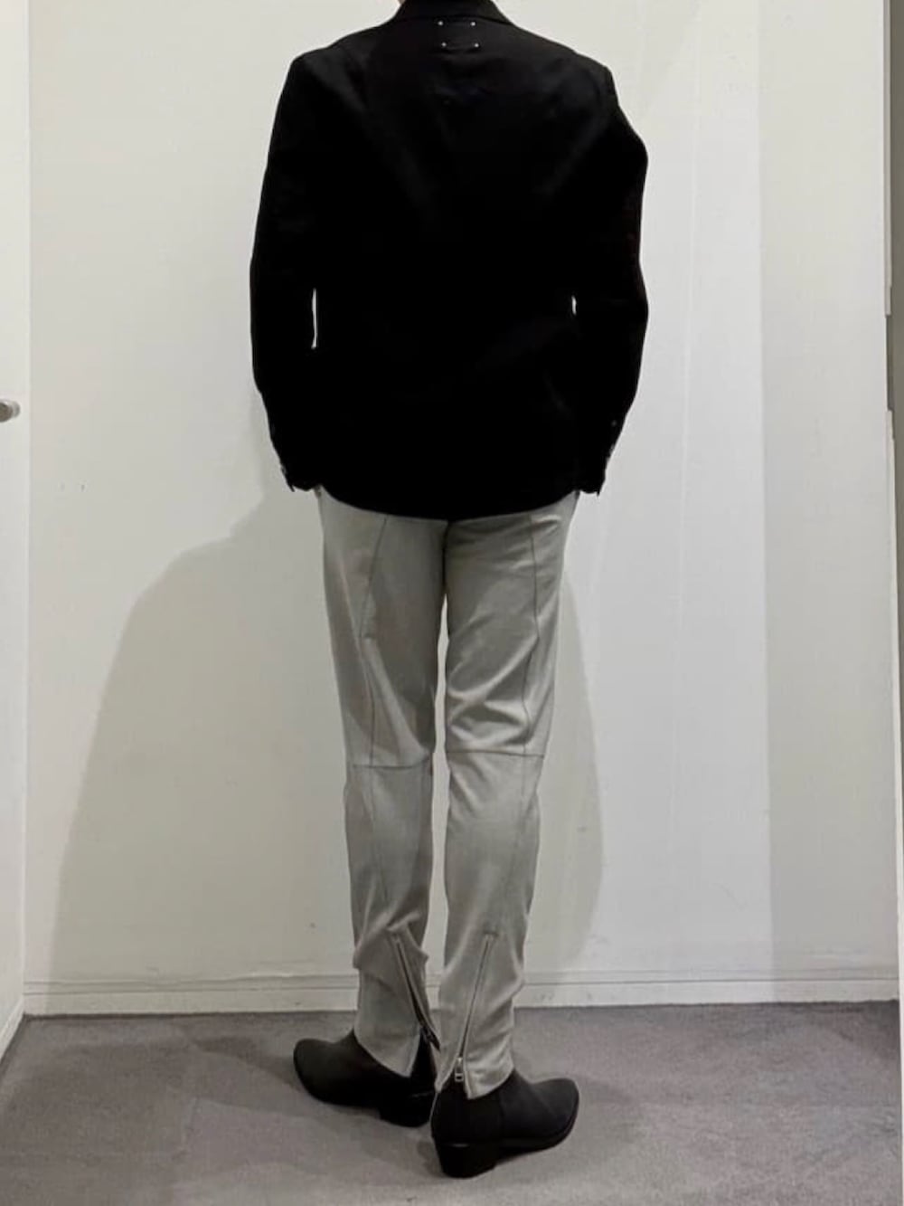 グレー系のその他パンツ、ブラック系のブーツ、ブラック系のセットアップを着用したメンズの秋コーディネートの4枚目の写真