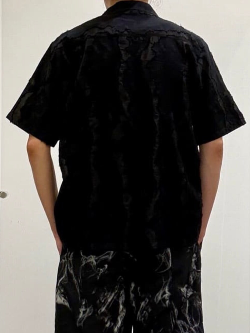 ブラック系のその他パンツ、ブラック系のスニーカー、ブラック系のシャツ/ブラウスを着用したメンズの夏コーディネートの7枚目の写真