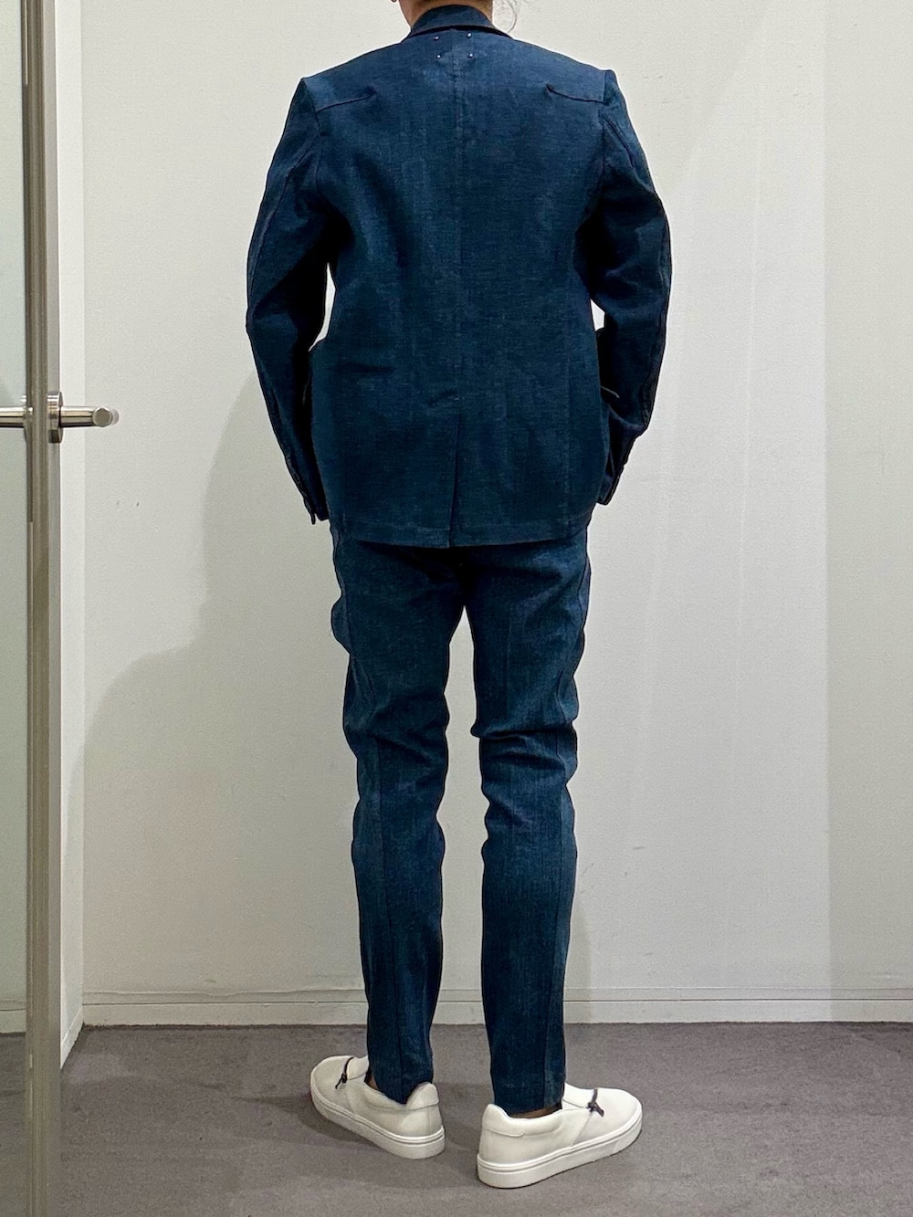 ブルー系のテーラードジャケット、ブルー系のデニムパンツ、ホワイト系のTシャツ/カットソーを着用したメンズの春コーディネートの3枚目の写真