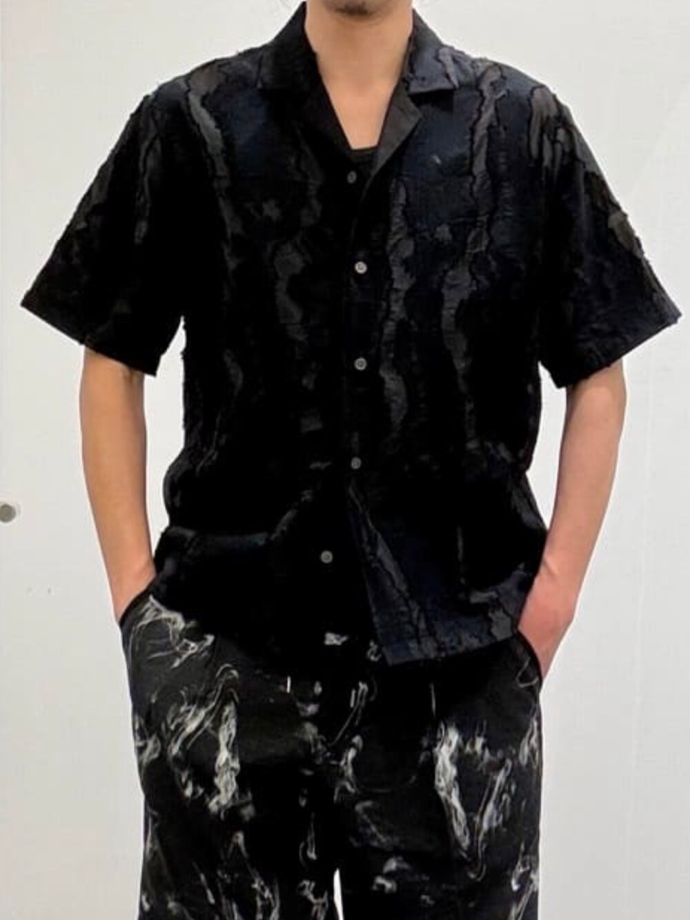 ブラック系のその他パンツ、ブラック系のスニーカー、ブラック系のシャツ/ブラウスを着用したメンズの夏コーディネートの6枚目の写真