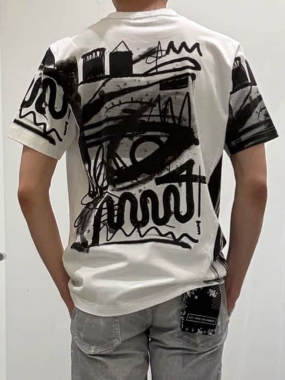 ホワイト系のスニーカー、グレー系のデニムパンツ、ホワイト系のTシャツ/カットソーを着用したメンズの夏コーディネートの7枚目の写真