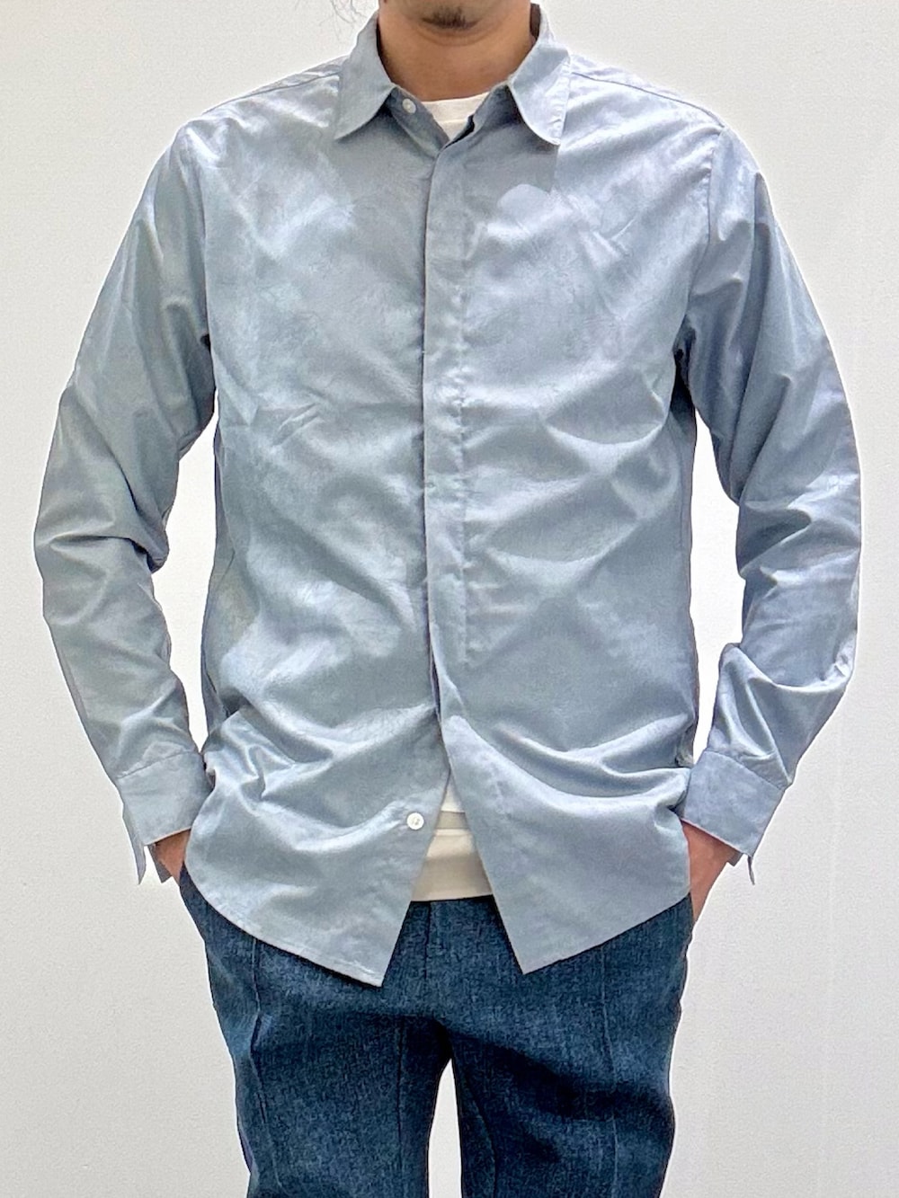 ホワイト系のスニーカー、ブルー系のシャツ/ブラウス、ホワイト系のTシャツ/カットソーを着用したメンズの春コーディネートの5枚目の写真