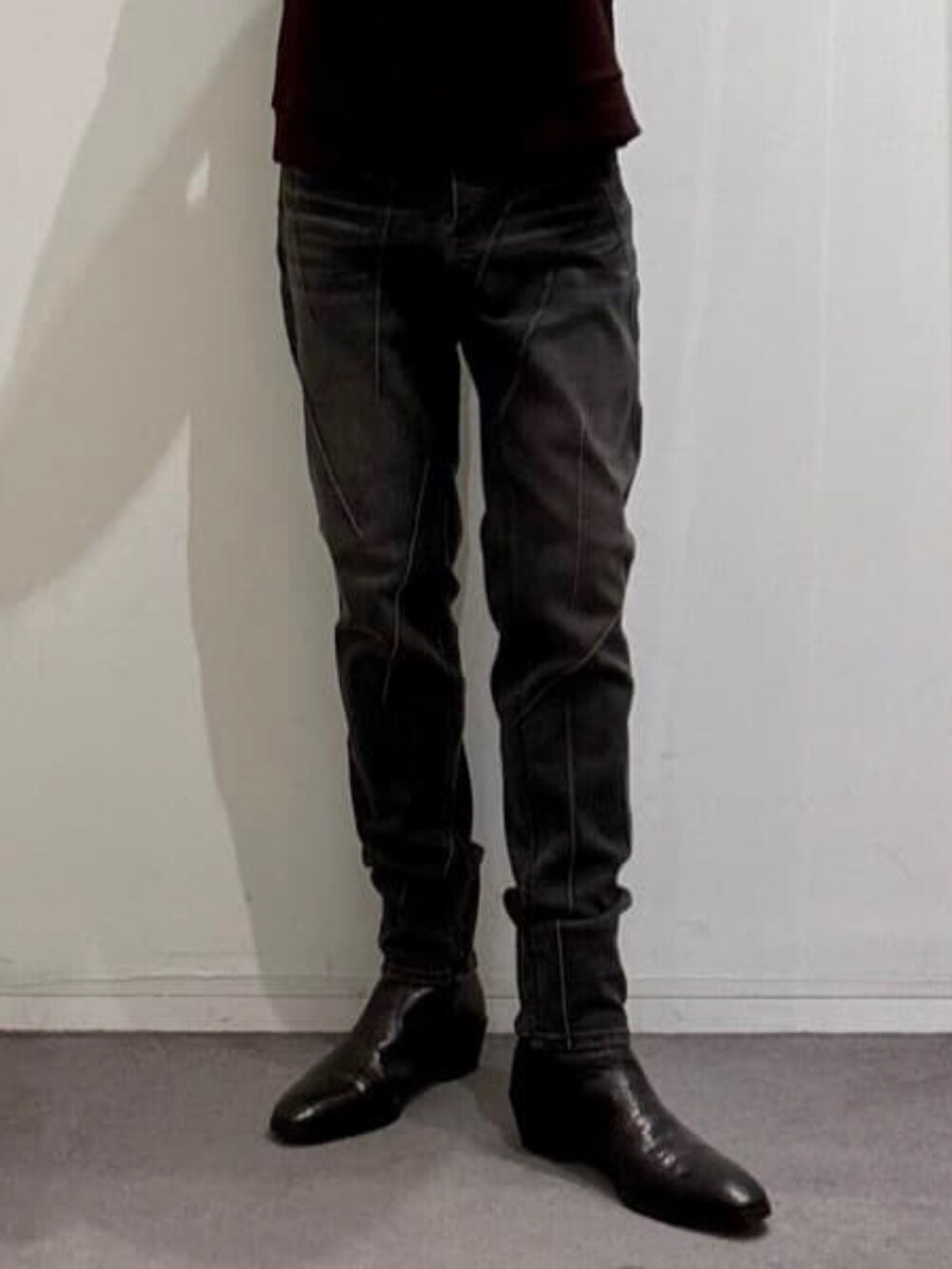 ブラック系のブーツ、レッド系のTシャツ/カットソー、ブラック系のその他パンツを着用したメンズの秋コーディネートの9枚目の写真