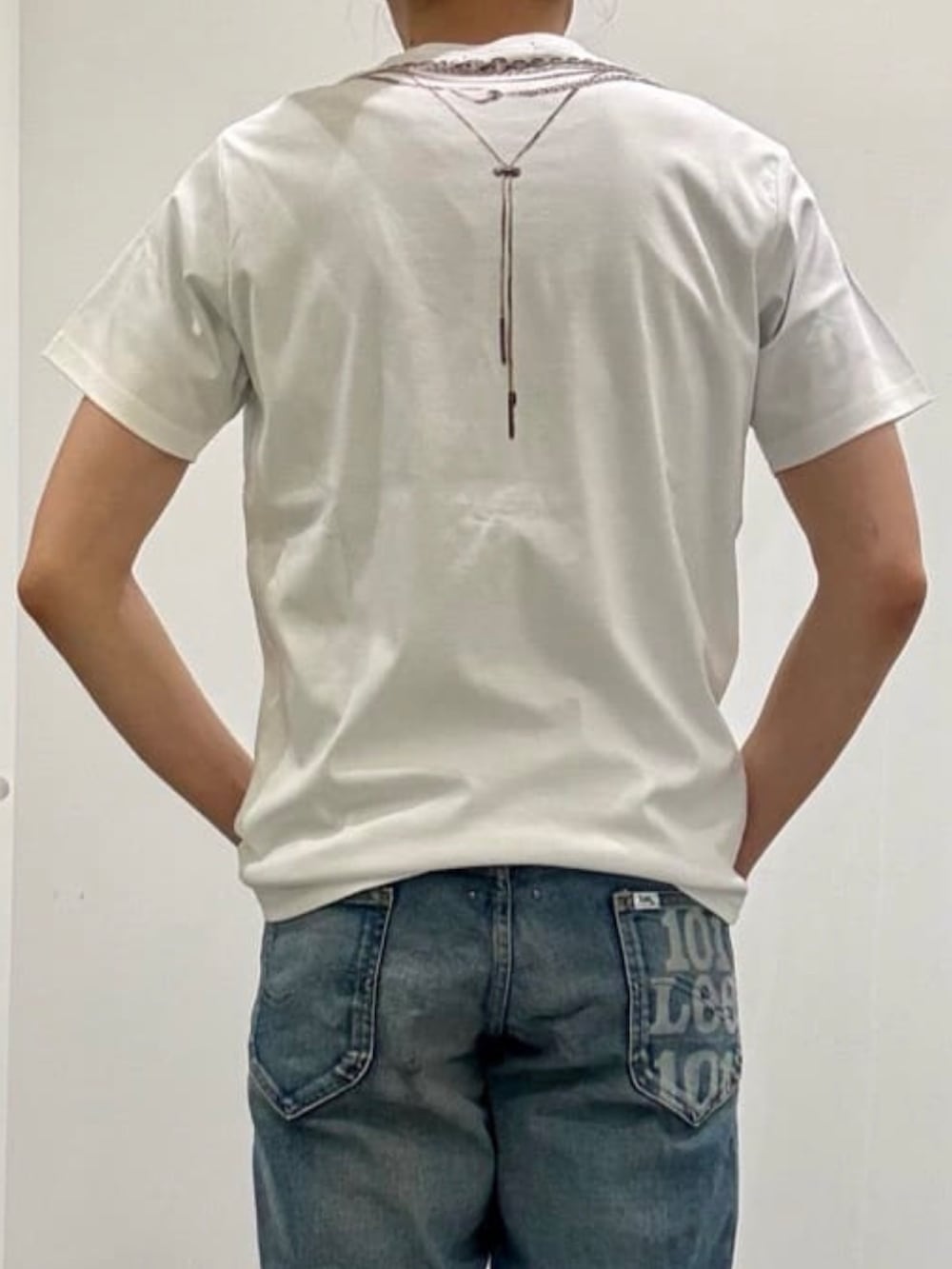 ホワイト系のTシャツ/カットソー、ブルー系のデニムパンツ、ホワイト系のスニーカーを着用したメンズの夏コーディネートの8枚目の写真