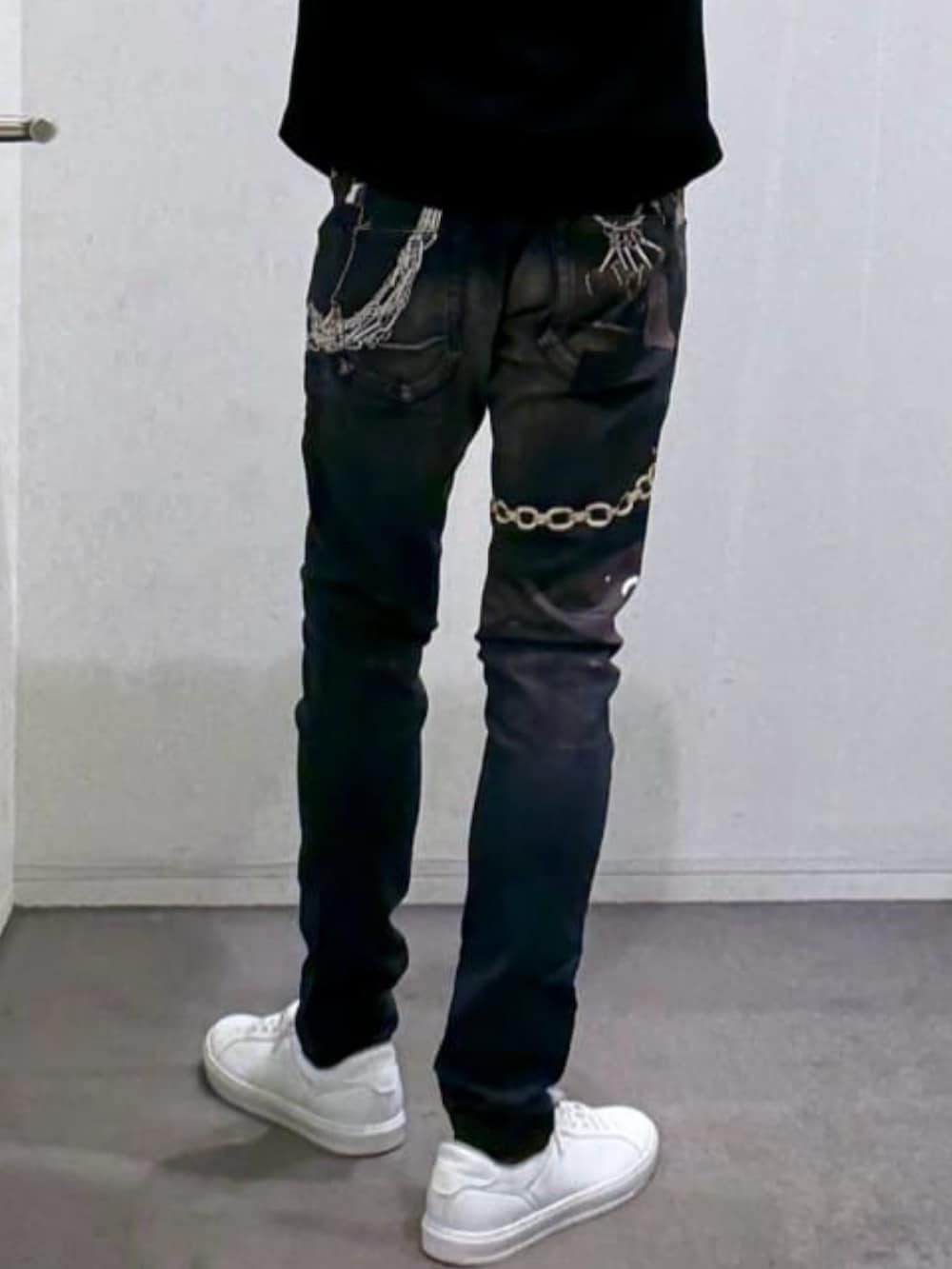 ブラック系のTシャツ/カットソー、ホワイト系のスニーカー、ブラック系のデニムパンツを着用したメンズの春コーディネートの10枚目の写真