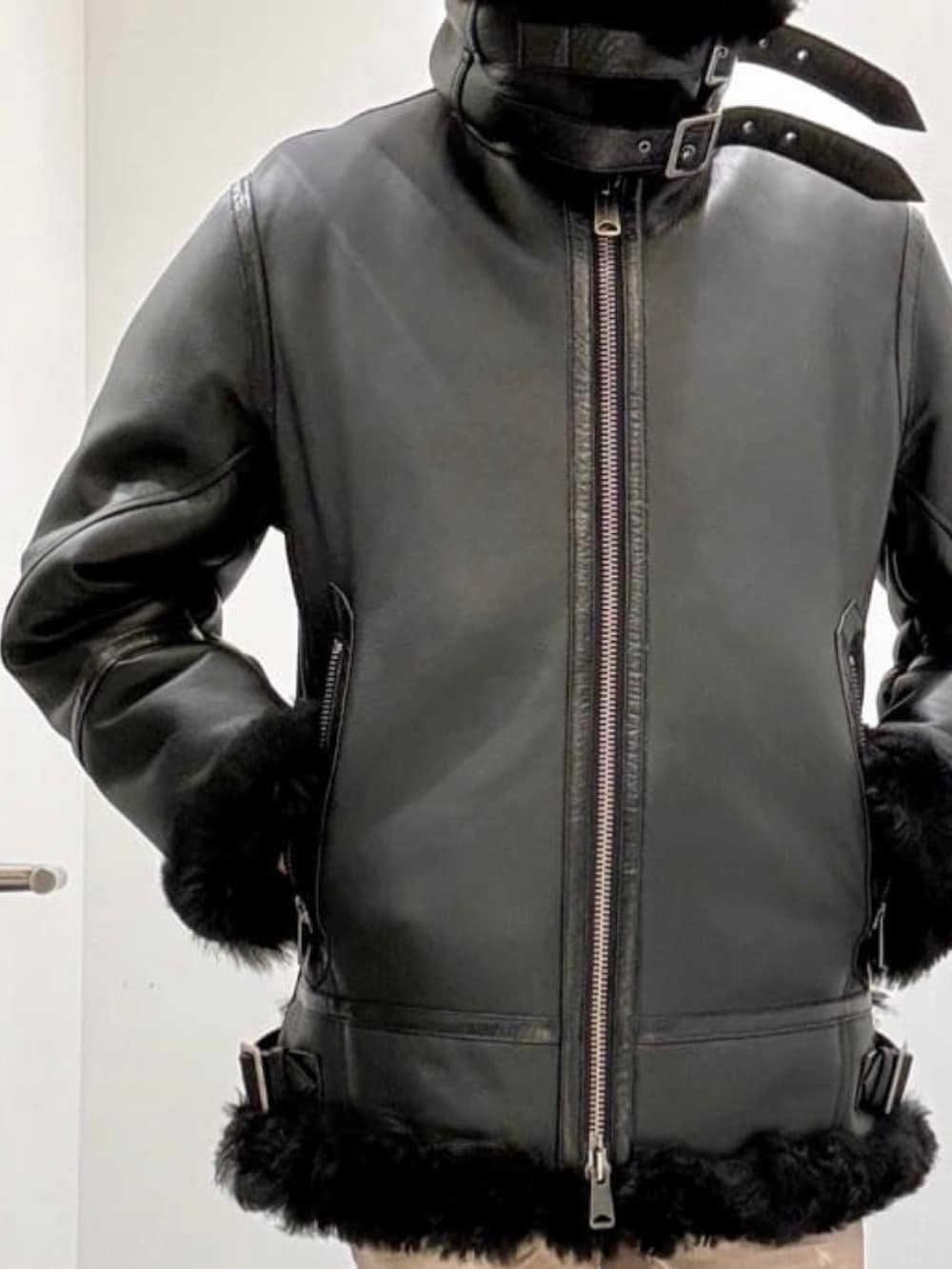 ブラック系のライダースジャケット、ブラック系のシャツ/ブラウス、グリーン系のデニムパンツを着用したメンズの秋コーディネートの9枚目の写真