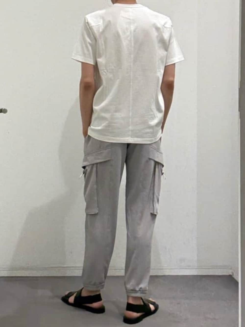 グレー系のカーゴパンツ、ホワイト系のTシャツ/カットソーを着用したメンズの春コーディネートの3枚目の写真