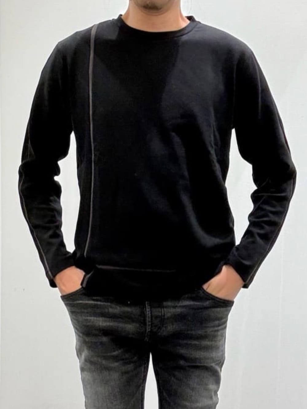 ブラック系のブーツ、ブラック系のデニムパンツ、その他のカーディガン/ボレロを着用したメンズの秋コーディネートの8枚目の写真