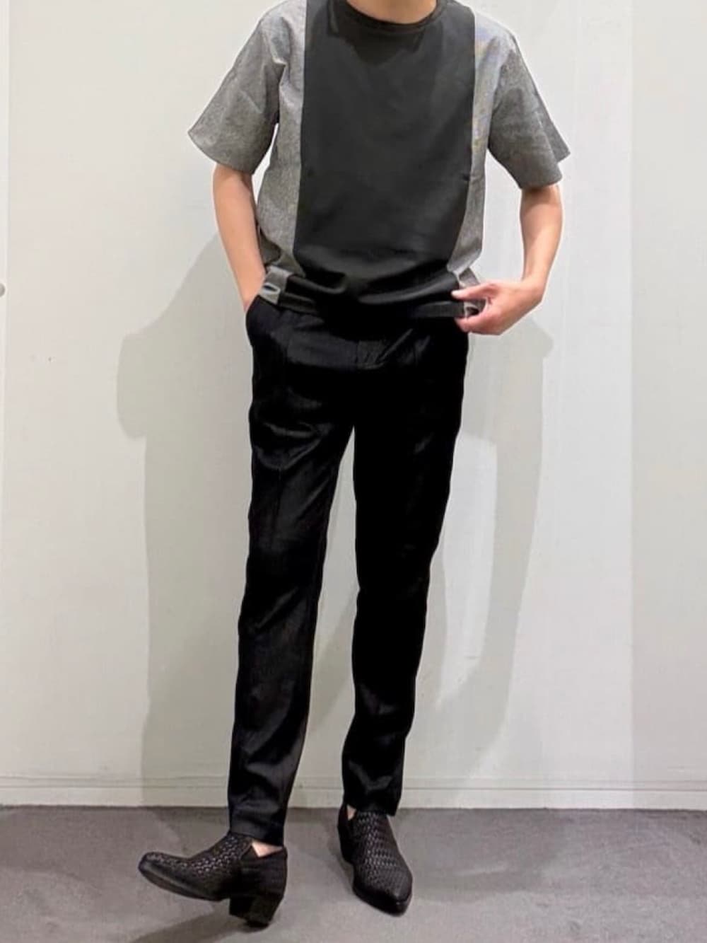グレー系のTシャツ/カットソー、ブラック系のスリッポン、ブラック系のスラックスを着用したメンズの夏コーディネートの2枚目の写真