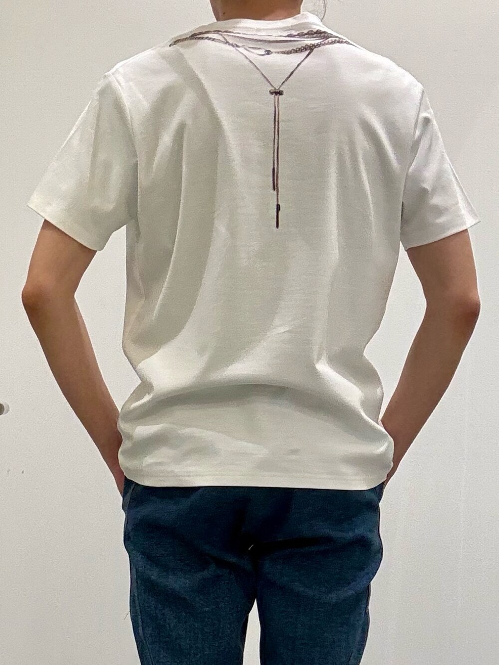 ブルー系のテーラードジャケット、ブルー系のデニムパンツ、ホワイト系のTシャツ/カットソーを着用したメンズの春コーディネートの8枚目の写真