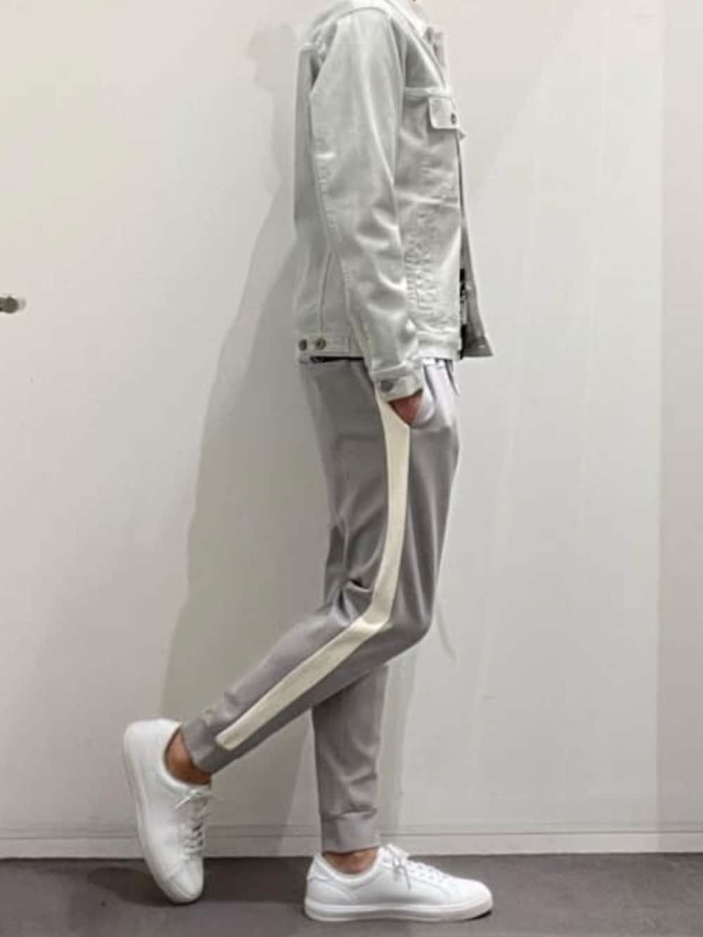 シルバー系のデニムジャケット、ブラック系のニット/セーター、グレー系のスウェットパンツを着用したメンズの夏コーディネートの3枚目の写真