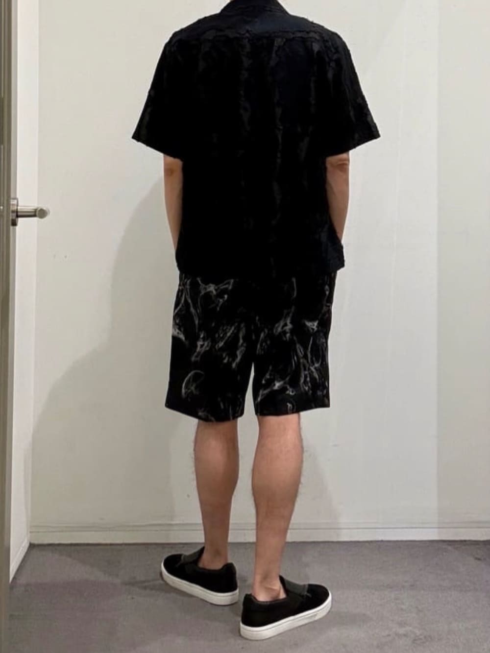 ブラック系のその他パンツ、ブラック系のスニーカー、ブラック系のシャツ/ブラウスを着用したメンズの夏コーディネートの4枚目の写真