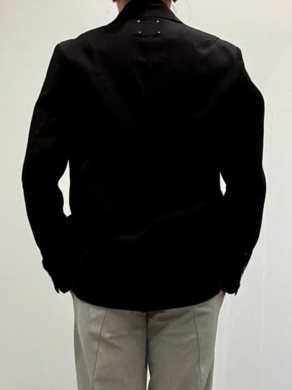 グレー系のその他パンツ、ブラック系のブーツ、ブラック系のセットアップを着用したメンズの秋コーディネートの6枚目の写真