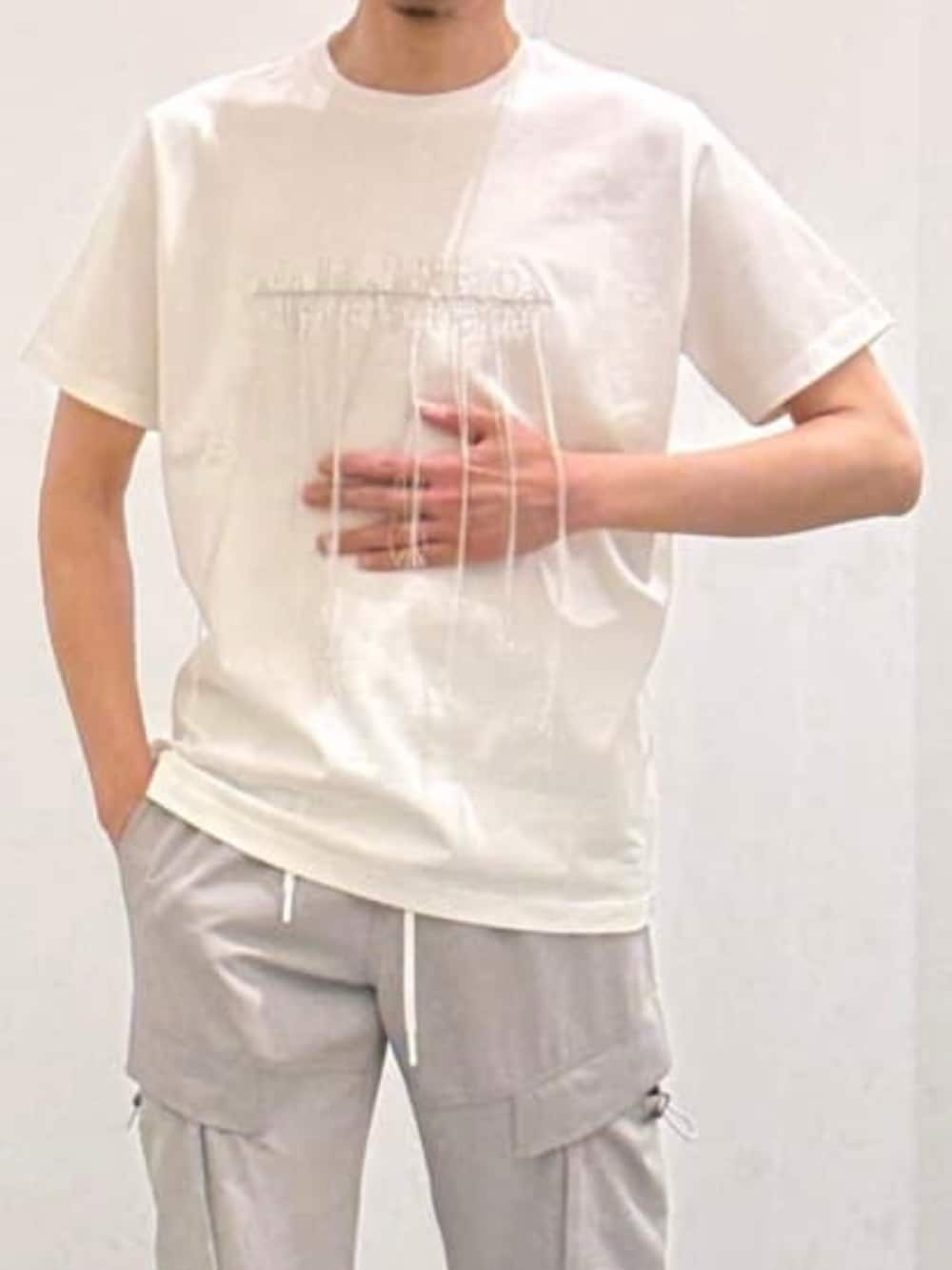 グレー系のカーゴパンツ、ホワイト系のTシャツ/カットソーを着用したメンズの春コーディネートの6枚目の写真