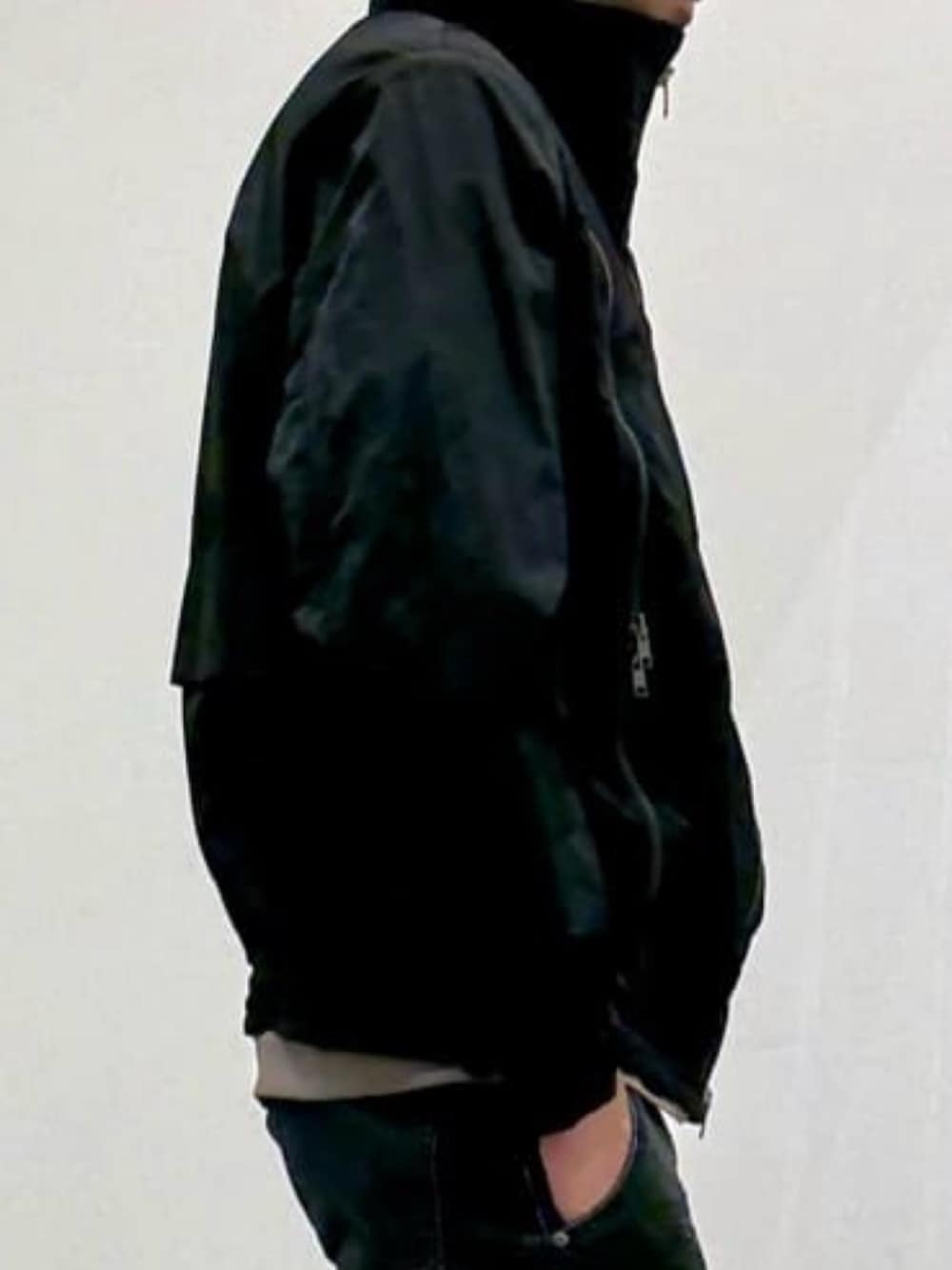 ブラック系のブルゾン、ベージュ系のTシャツ/カットソー、ブラック系のブーツを着用したメンズの春コーディネートの6枚目の写真