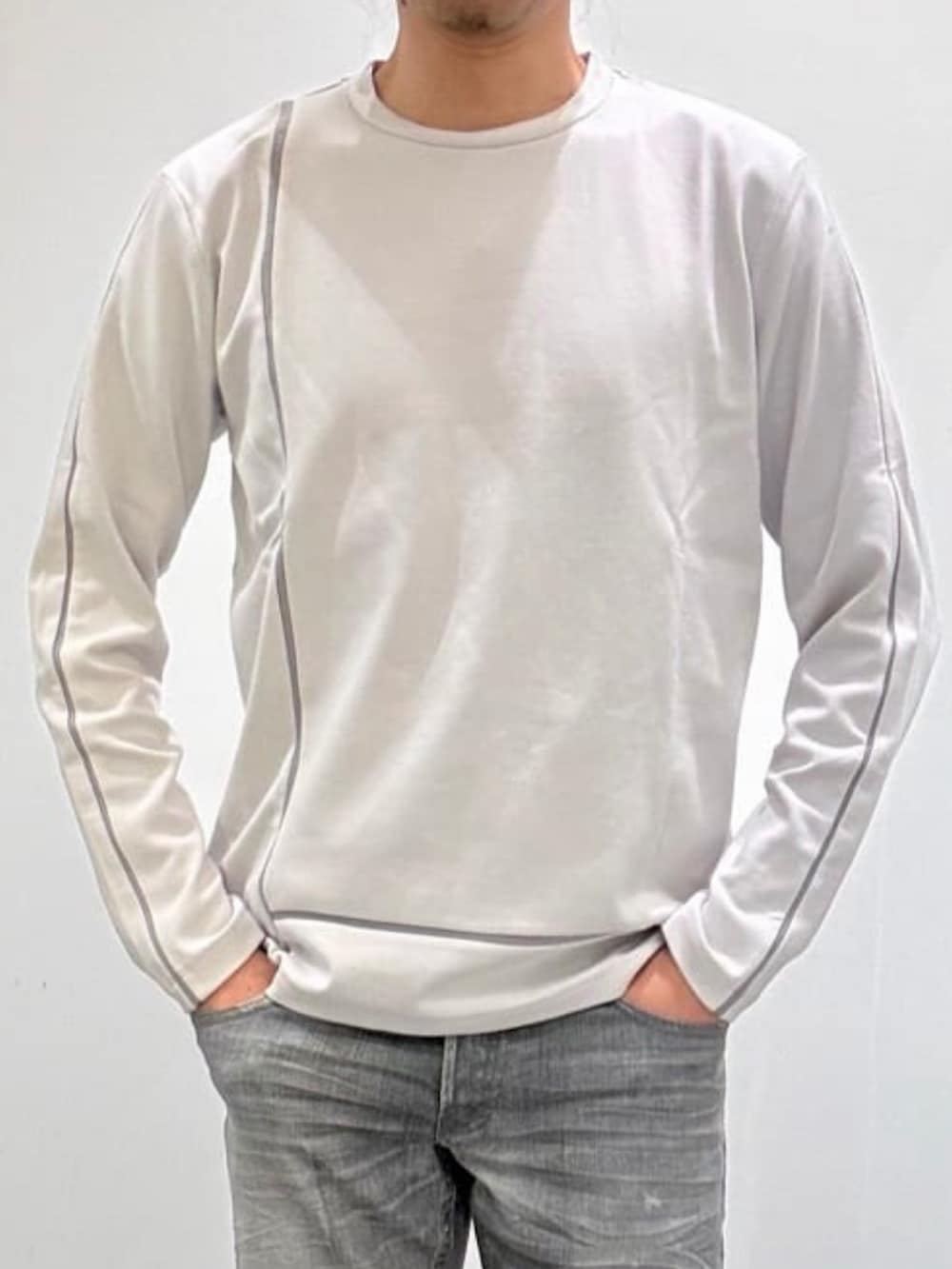 ブラック系のブーツ、グレー系のデニムパンツ、グレー系のTシャツ/カットソーを着用したメンズの秋コーディネートの7枚目の写真