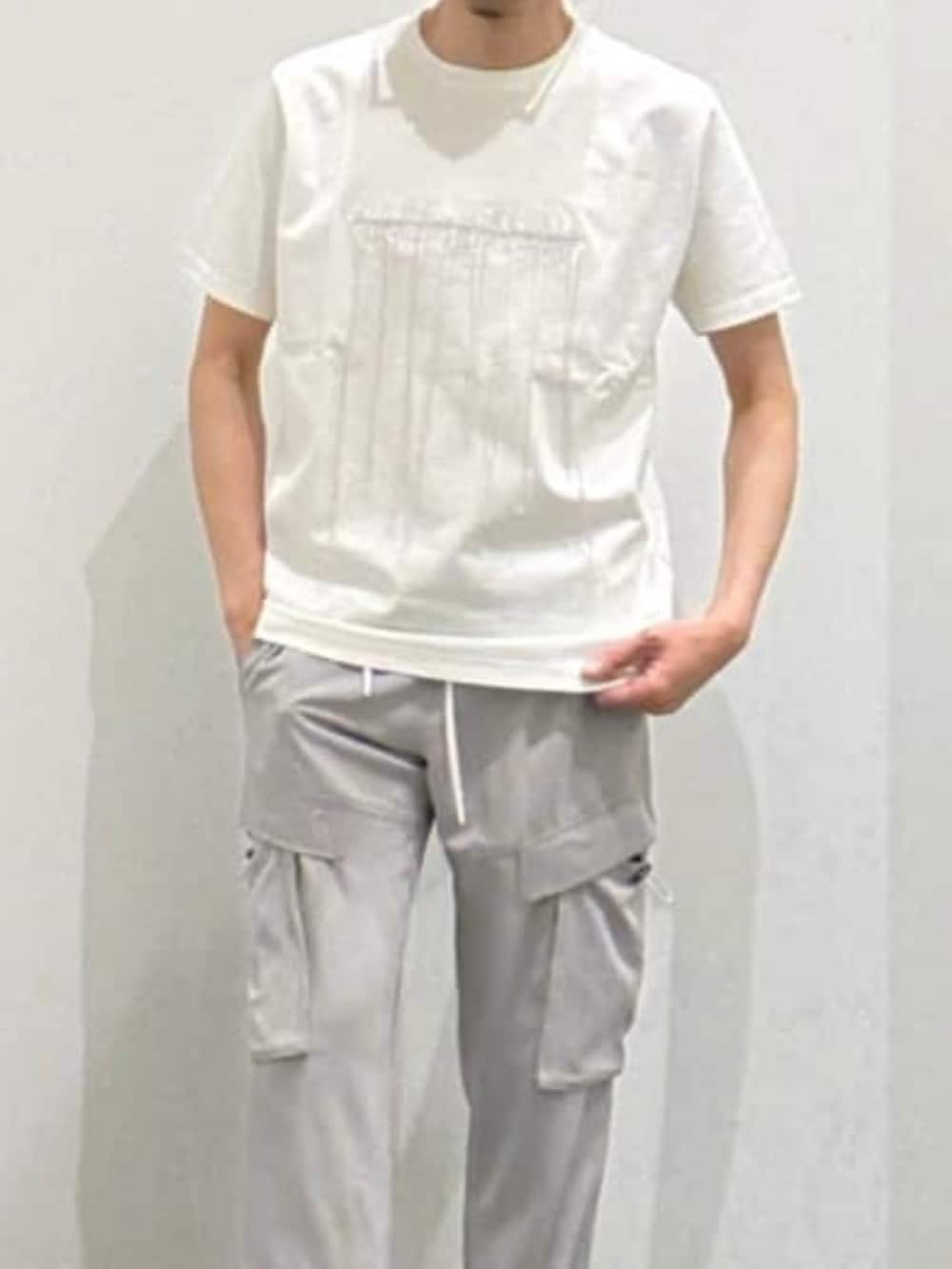 グレー系のカーゴパンツ、ホワイト系のTシャツ/カットソーを着用したメンズの春コーディネートの4枚目の写真