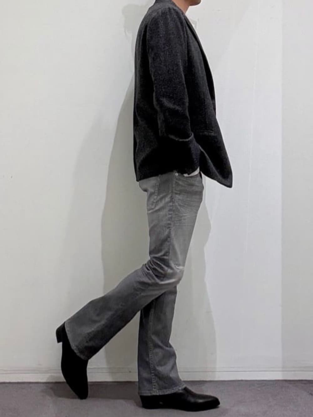 ブラック系のブーツ、グレー系のデニムパンツ、グレー系のTシャツ/カットソーを着用したメンズの秋コーディネートの2枚目の写真