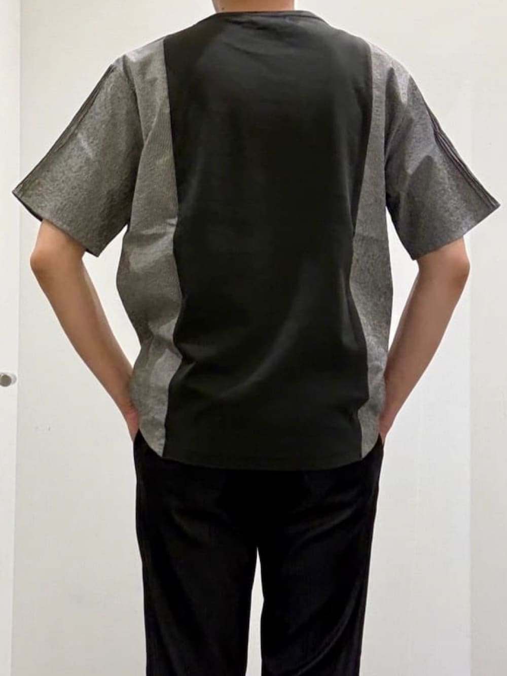 グレー系のTシャツ/カットソー、ブラック系のスリッポン、ブラック系のスラックスを着用したメンズの夏コーディネートの7枚目の写真