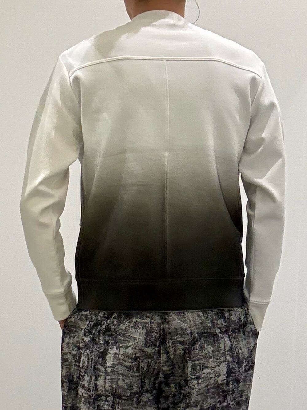 ホワイト系のスニーカー、ブラック系のその他パンツ、ホワイト系のTシャツ/カットソーを着用したメンズの春コーディネートの5枚目の写真