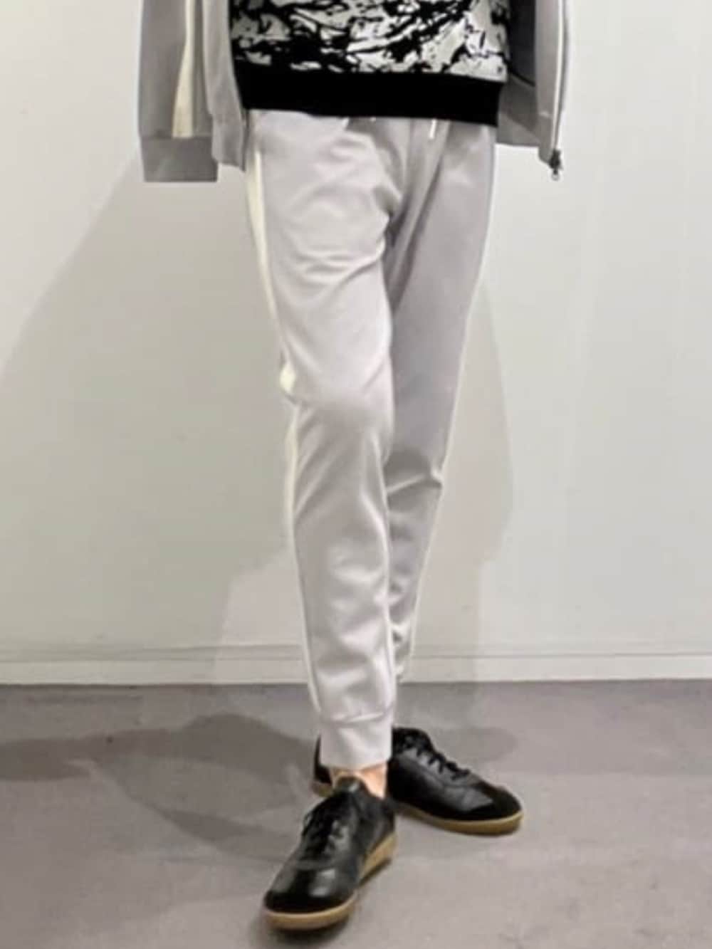 ブラック系のニット/セーター、グレー系のパーカー、グレー系のスウェットパンツを着用したメンズの夏コーディネートの10枚目の写真