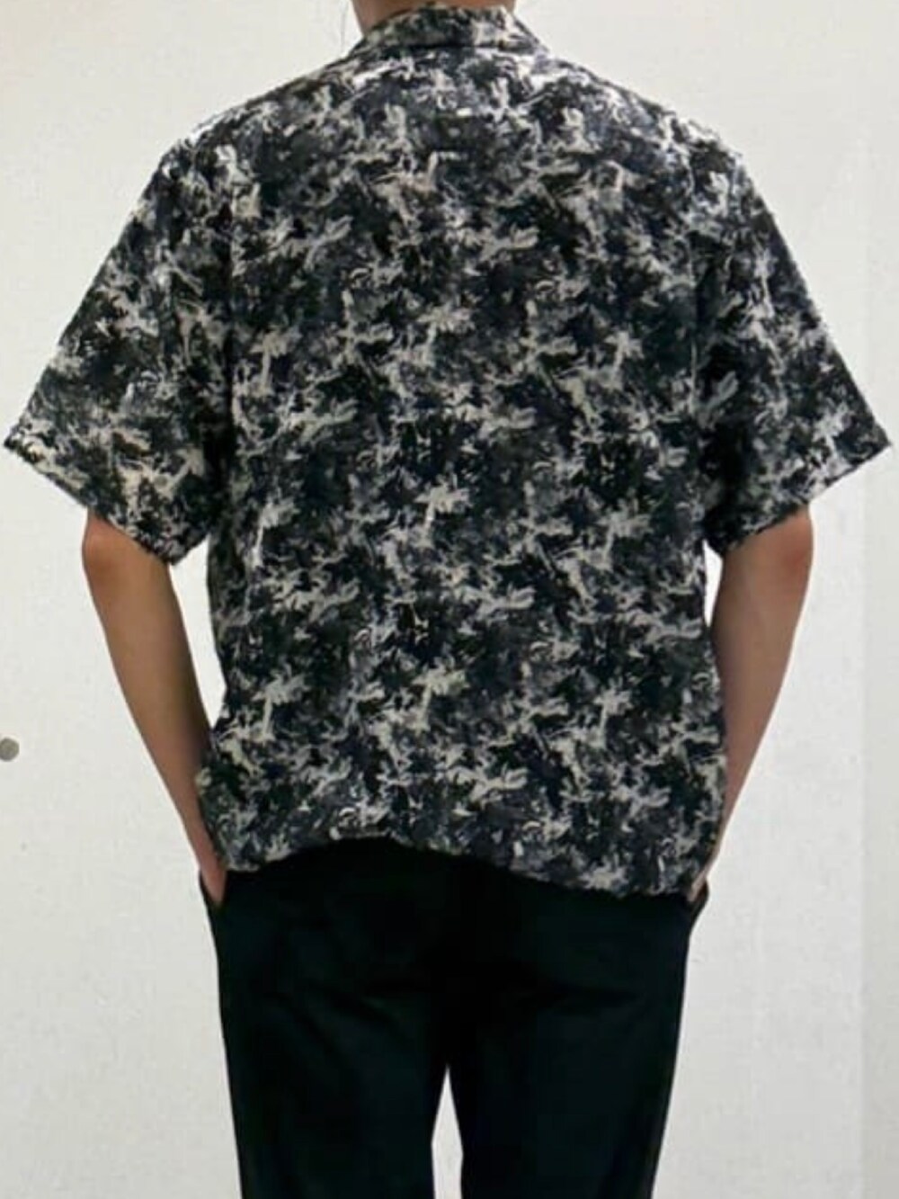 ブラック系のTシャツ/カットソー、ブラック系のシャツ/ブラウス、ブルー系のスラックスを着用したメンズの夏コーディネートの7枚目の写真