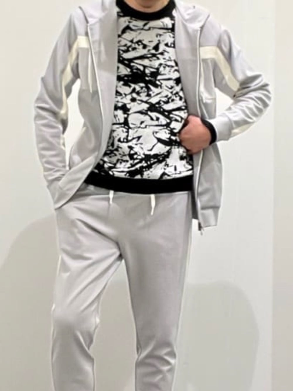 ブラック系のニット/セーター、グレー系のパーカー、グレー系のスウェットパンツを着用したメンズの夏コーディネートの5枚目の写真