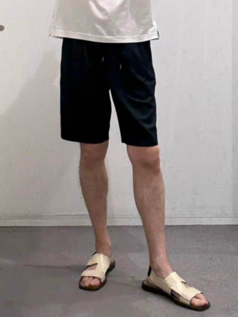 ブルー系のスラックス、ホワイト系のTシャツ/カットソーを着用したメンズの夏コーディネートの8枚目の写真