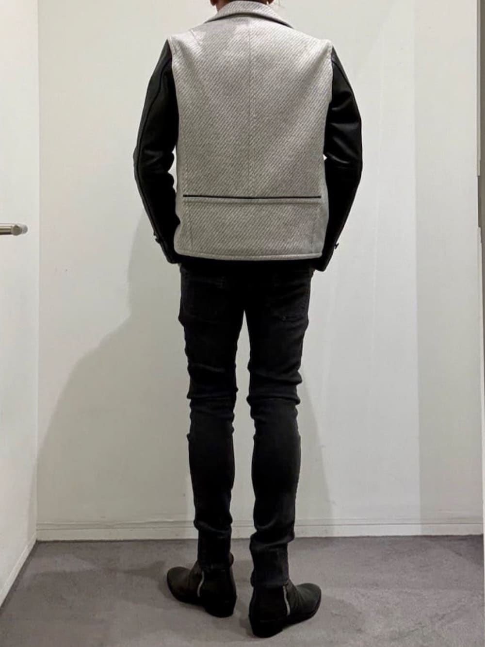 ブラック系のブーツ、ブラック系のデニムパンツ、グレー系のピーコートを着用したメンズの夏コーディネートの3枚目の写真