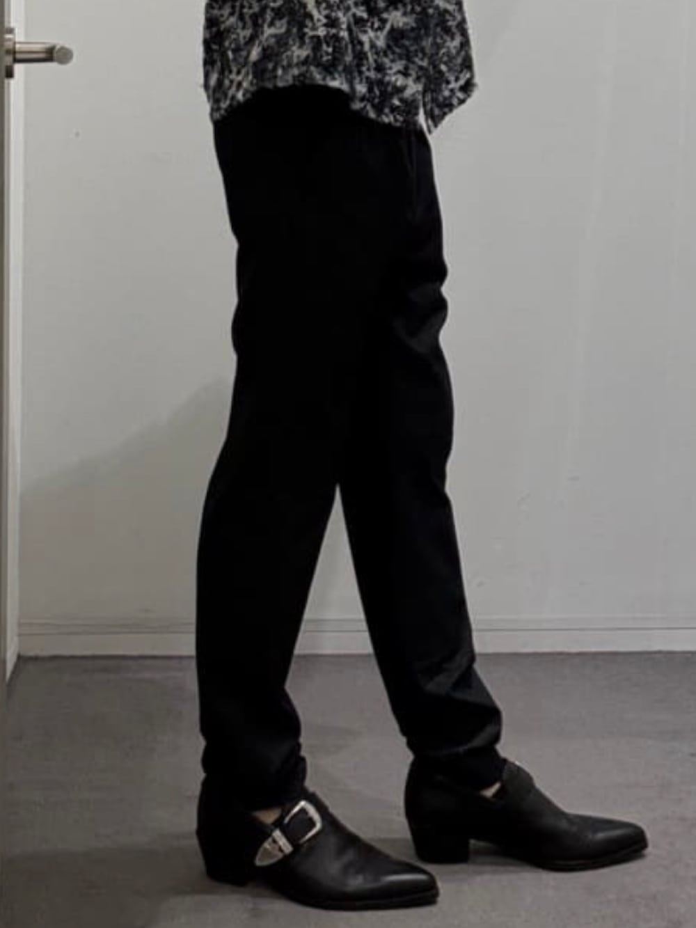 ブラック系のTシャツ/カットソー、ブラック系のシャツ/ブラウス、ブルー系のスラックスを着用したメンズの夏コーディネートの9枚目の写真