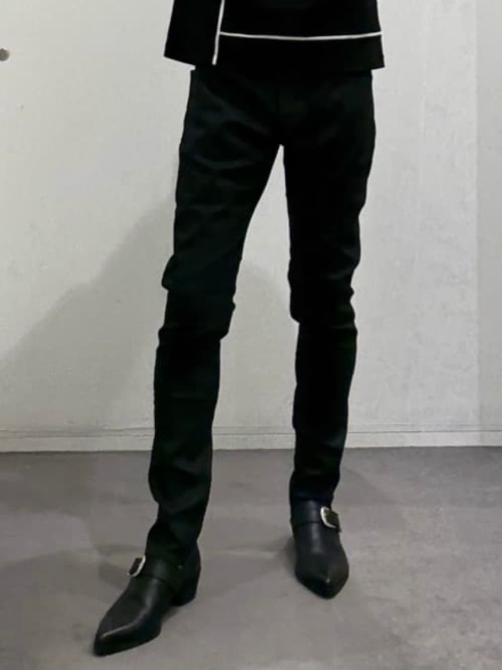 ブラック系のデニムパンツ、ブラック系のスリッポン、ブラック系のTシャツ/カットソーを着用したメンズの夏コーディネートの8枚目の写真