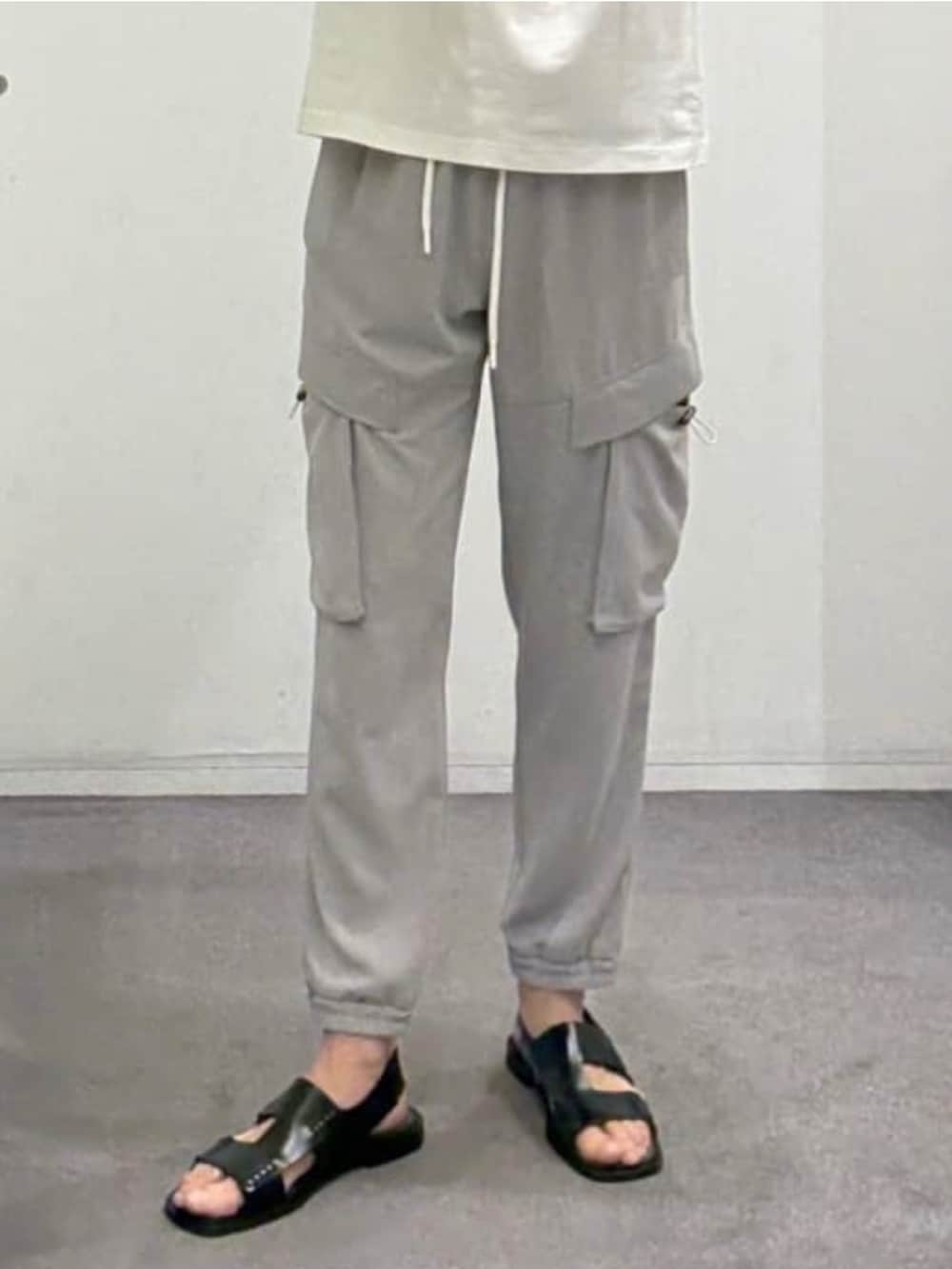 グレー系のカーゴパンツ、ホワイト系のTシャツ/カットソーを着用したメンズの春コーディネートの8枚目の写真