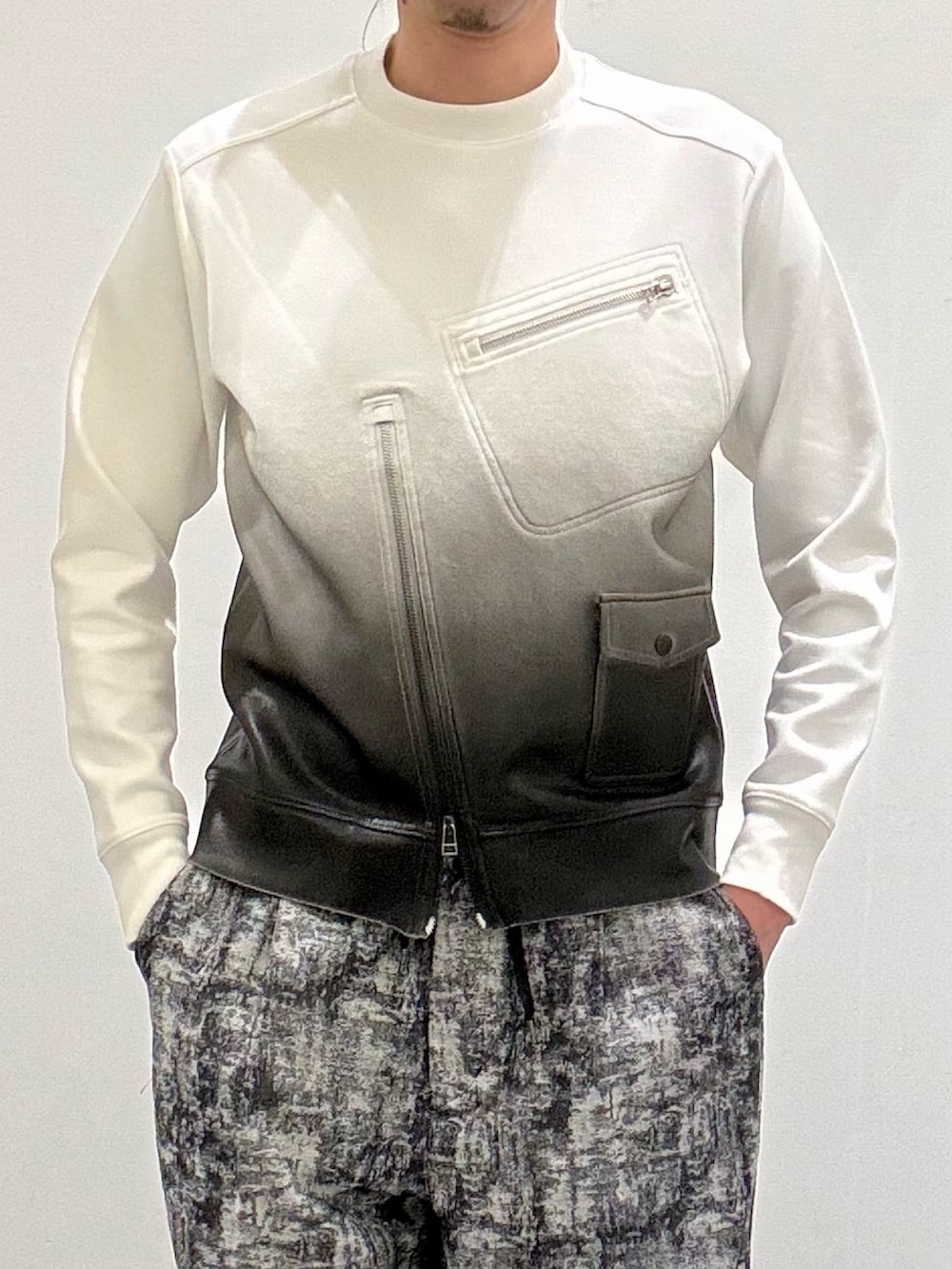 ホワイト系のスニーカー、ブラック系のその他パンツ、ホワイト系のTシャツ/カットソーを着用したメンズの春コーディネートの4枚目の写真