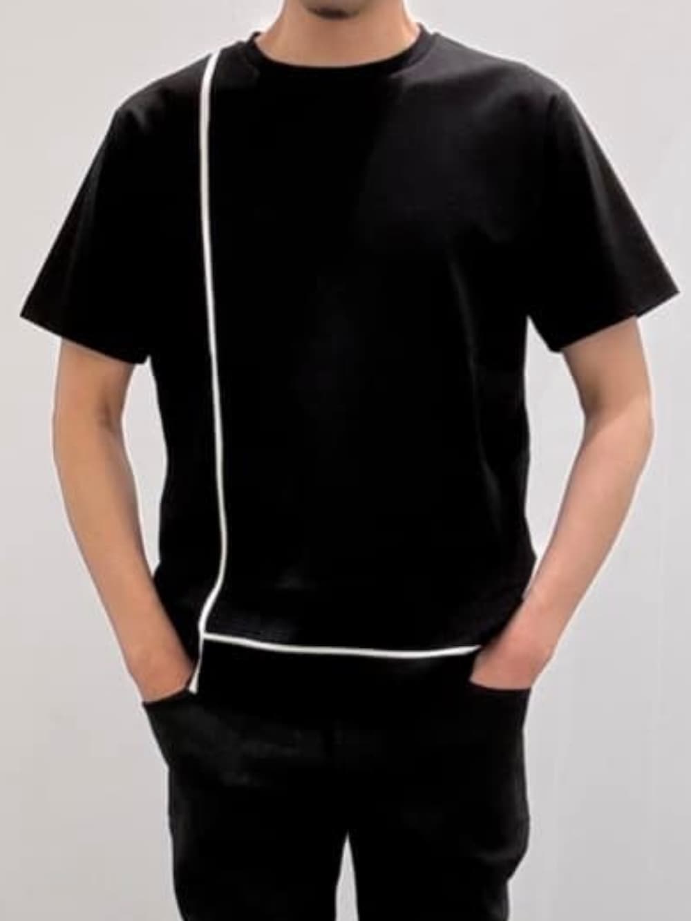 ブラック系のデニムパンツ、ブラック系のスリッポン、ブラック系のTシャツ/カットソーを着用したメンズの夏コーディネートの6枚目の写真
