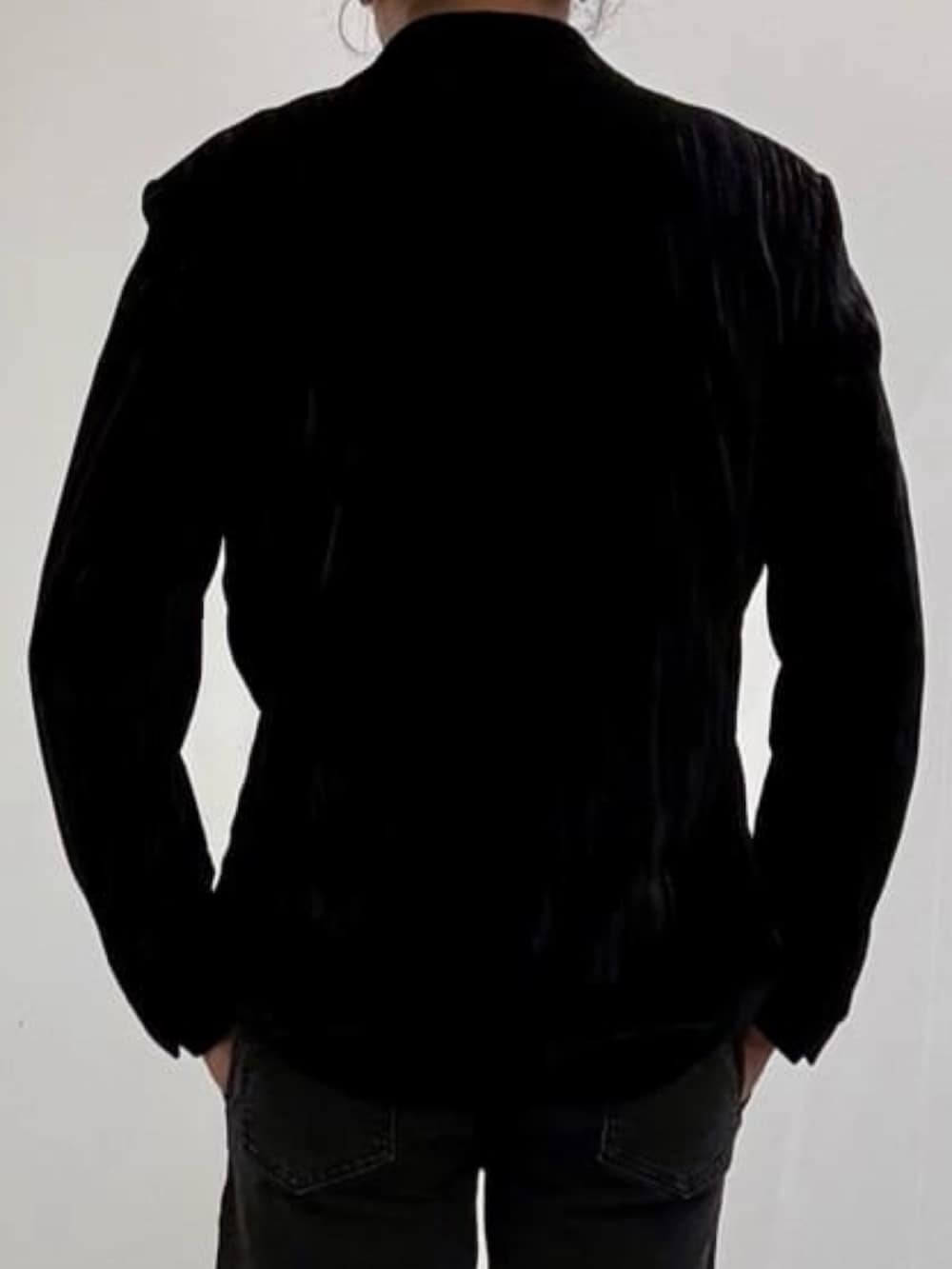 ブラック系のテーラードジャケット、ブラック系のTシャツ/カットソー、ブラック系のデニムパンツを着用したメンズの春コーディネートの6枚目の写真