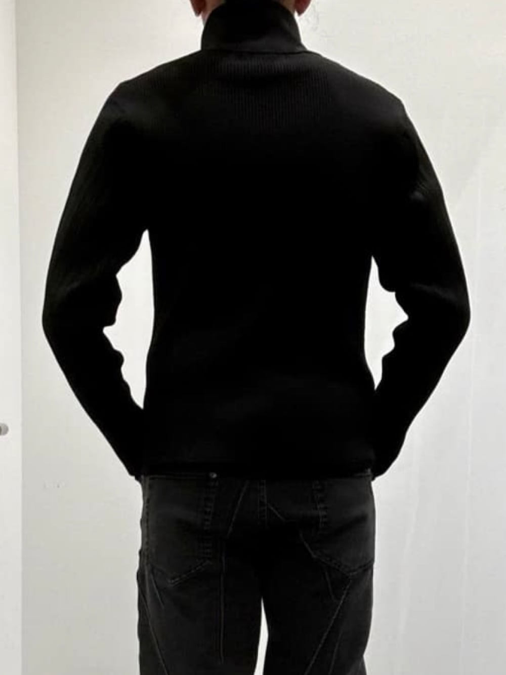 ブラック系のその他パンツ、ブラック系のブーツ、ブラック系のテーラードジャケットを着用したメンズの秋コーディネートの9枚目の写真
