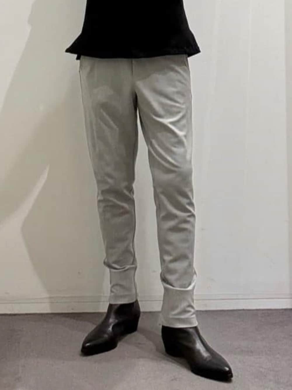 グレー系のその他パンツ、ブラック系のブーツ、ブラック系のセットアップを着用したメンズの秋コーディネートの9枚目の写真